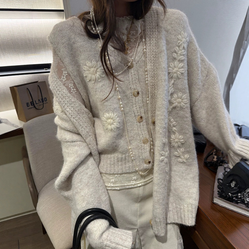 26 New style, relaxed-fit V-neck knitted cardigan and vest set for women, autumn/winter, loose-fitting, with crochet detailing, a two-piece outfit
