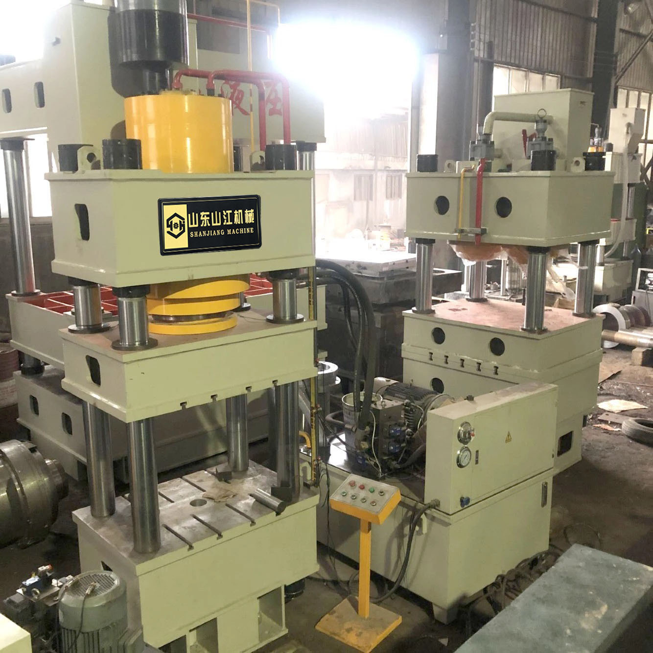 出口台湾客户压制交通用品500吨四柱液压机小台面三梁四柱液压机