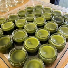 肌を養う手作りの豚油柿の葉クリーム三七柿の葉クリーム豚の油版はしわに強くてしっかりと保湿して暗いクリームに行きます。
