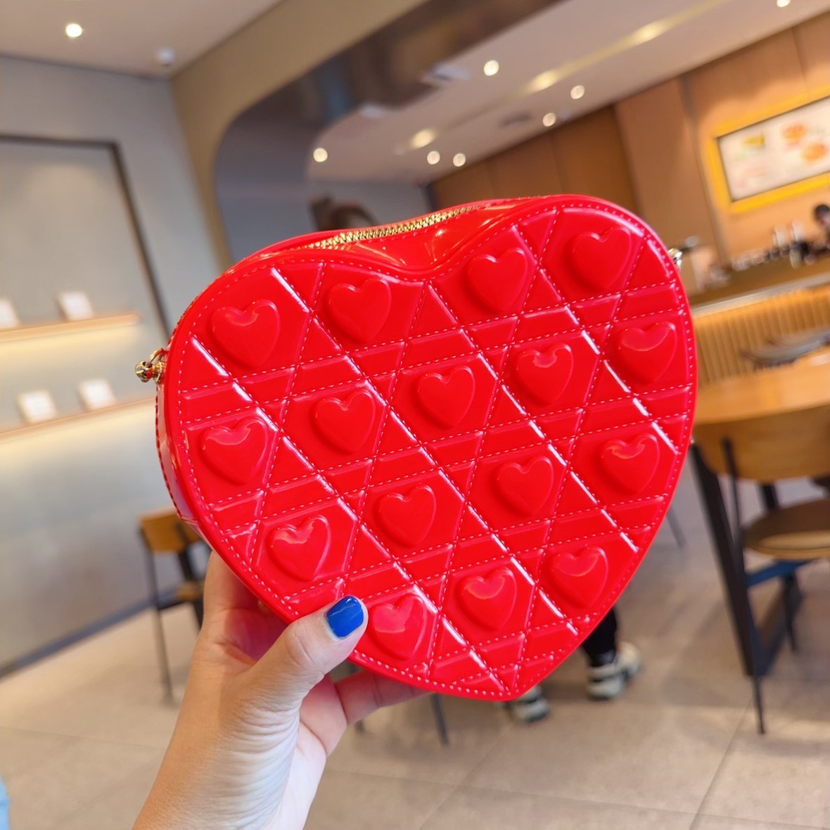 The 2025 new heart-shaped bag is a fashionable and versatile single-shoulder crossbody small bag. It's a cute jelly bag for women in summer undefined