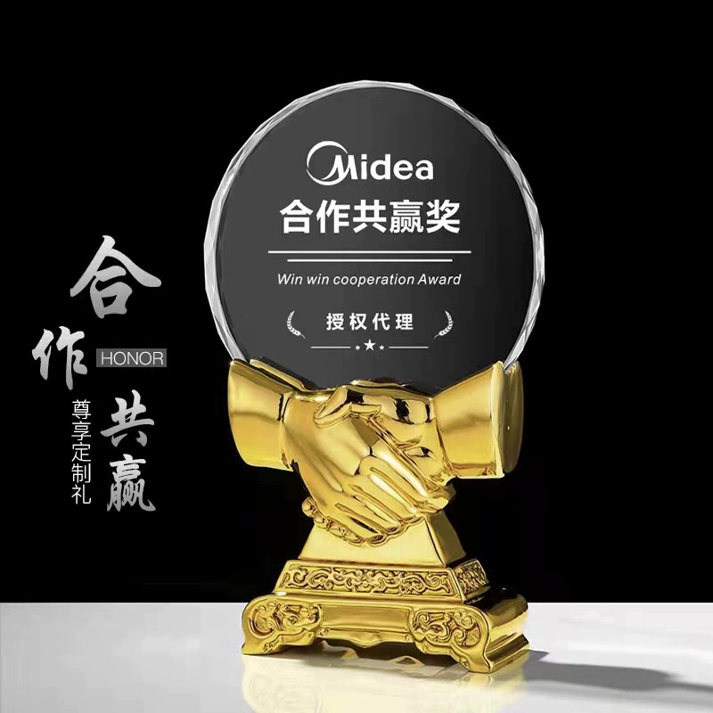Работайте вместе, чтобы достичь взаимных выгод, креативный хрустальный трофей в виде рукопожатия, награда из смолы с золотым покрытием на заказ, корпоративные бизнес-награды с гравировкой