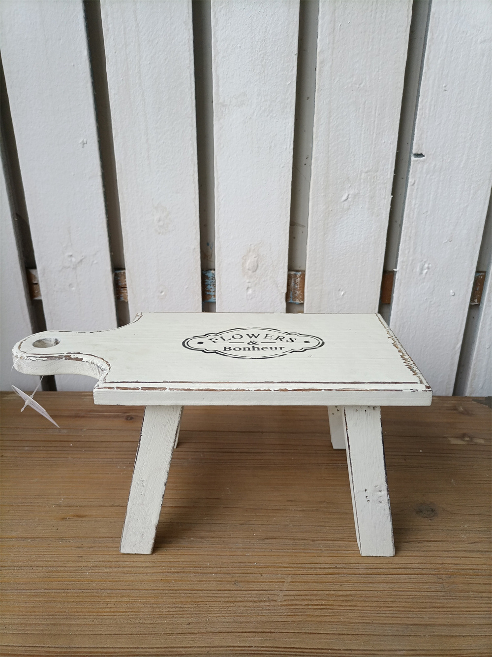 나무 손잡이가 달린 대형 흰색 의자