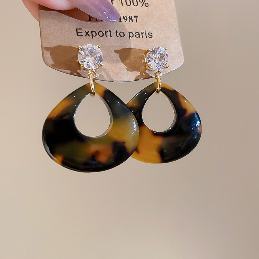 Aguja de plata Pendientes geométricos Maillard Pendientes de lujo ligero retro de nicho Pendientes de temperamento de todo fósforo de moda Sentido de alta gama al por mayor