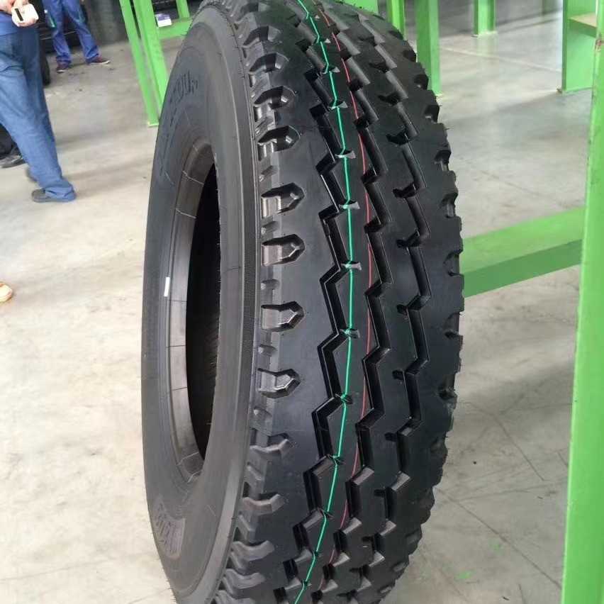 厂家直供825R20货车轮胎 老三线 加厚耐磨 载重