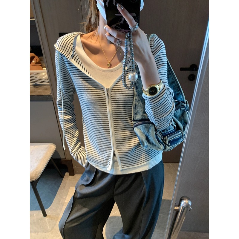 Moreover, the new autumn Korean-style color-block striped casual hooded zip-up faux two-piece knitted cardigan MQ1787 Moreover, the new autumn Korean-style color-block striped casual hooded zip-up faux two-piece knitted cardigan MQ1787