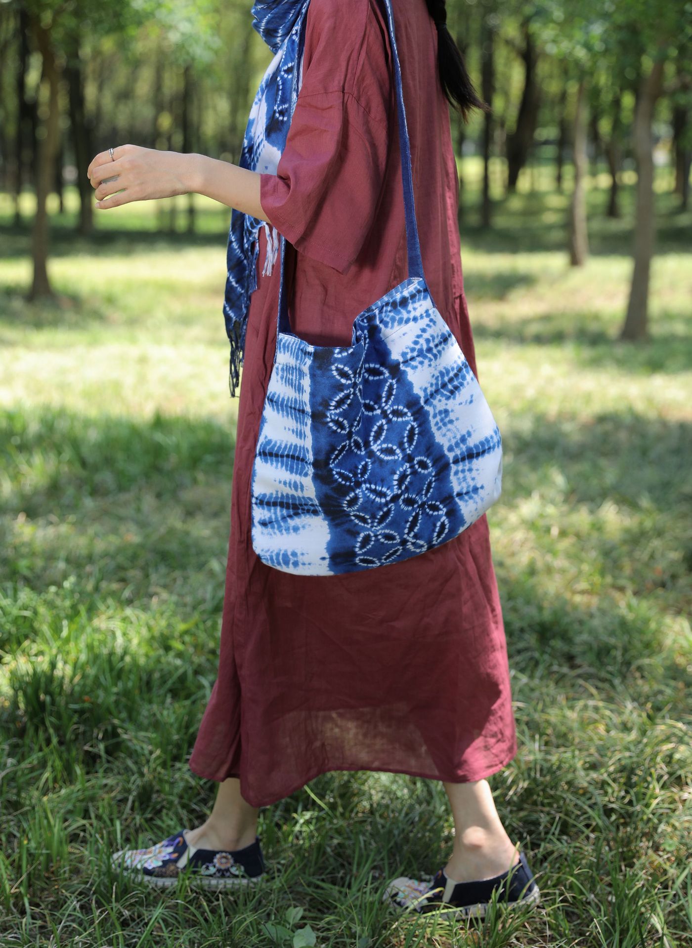 2023 Yunnan estilo étnico hecho a mano tie-dyed bolso de hombro artístico versátil pequeño bolso de tela azul y blanco retro casual bolsa de mensajero