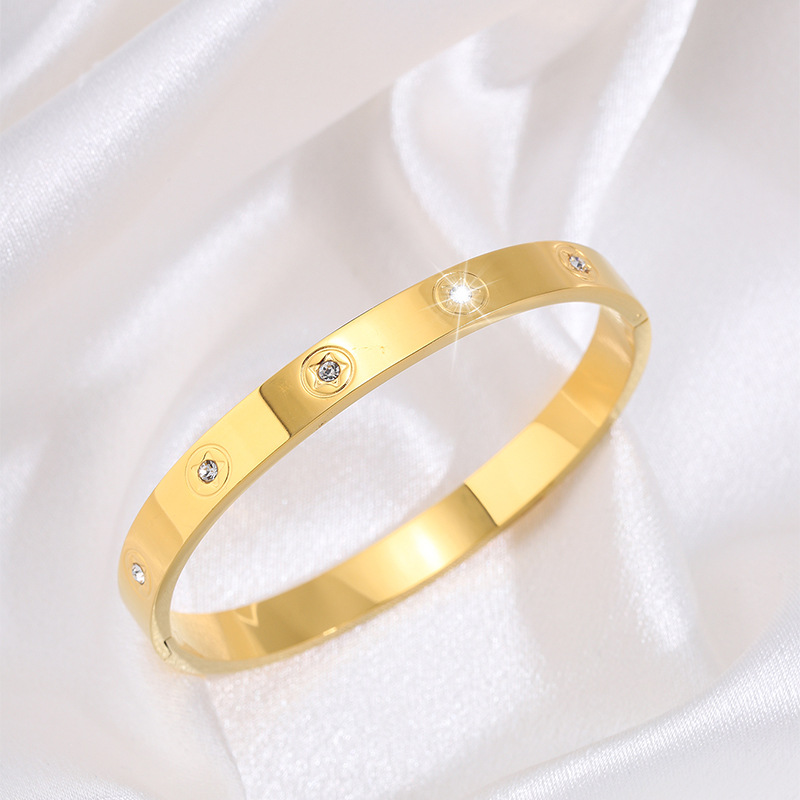 Brazalete de acero de titanio de diseño personalizado de diamante de pentacos no se desvanece pulsera de niñas de alto nivel pulsera de 18k