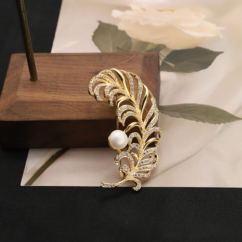 Broche de perlas naturales de agua dulce para mujer, broche retro de alta gama a la moda, nuevo estilo con baño de oro real, venta al por mayor del fabricante. image 6