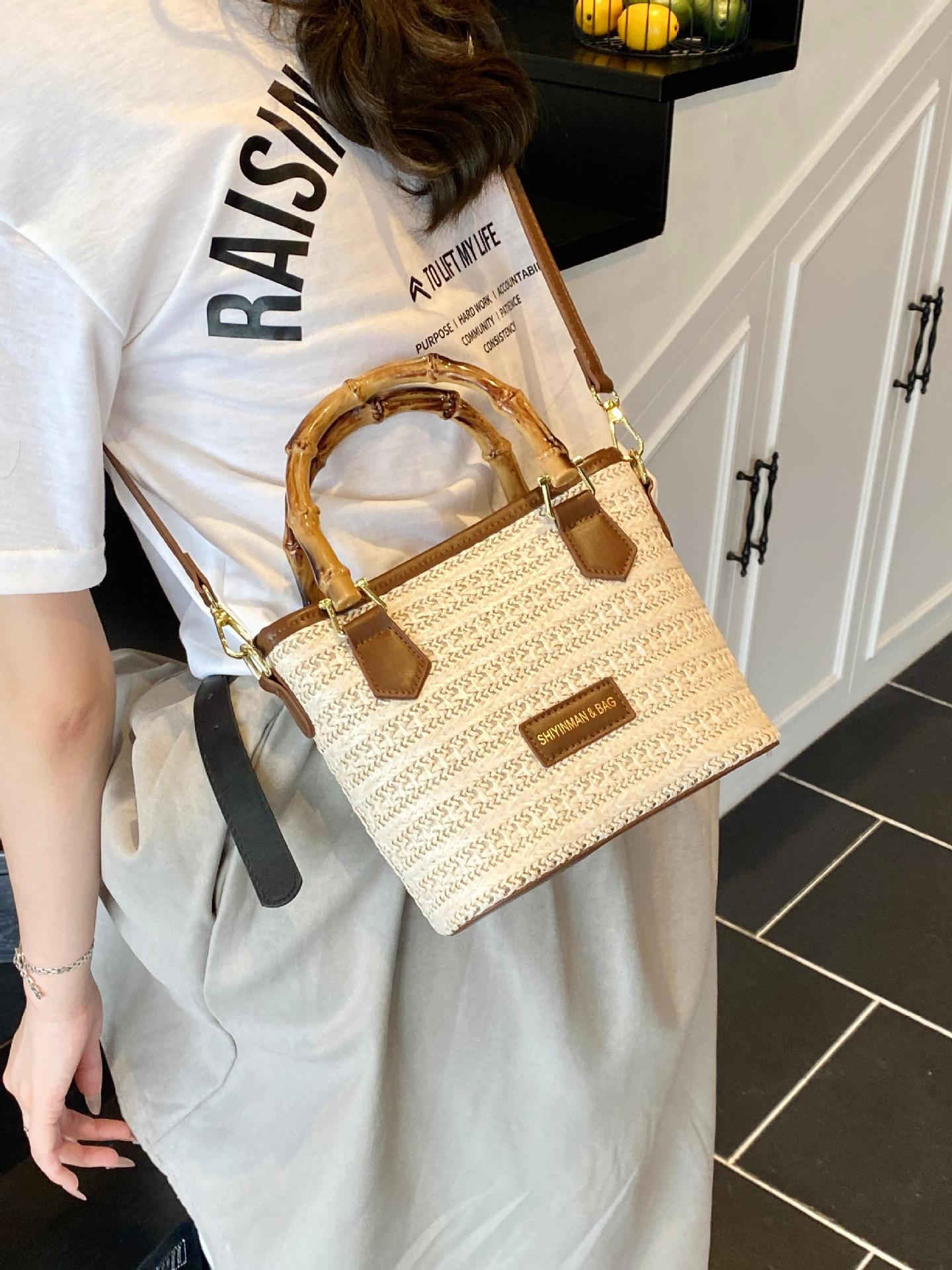 Bolsa de tejido de verano super caliente para mujeres 2025 nuevo juego de playa portátil bolso de balde arco iris tela de paja bolso de mochila para mujeres