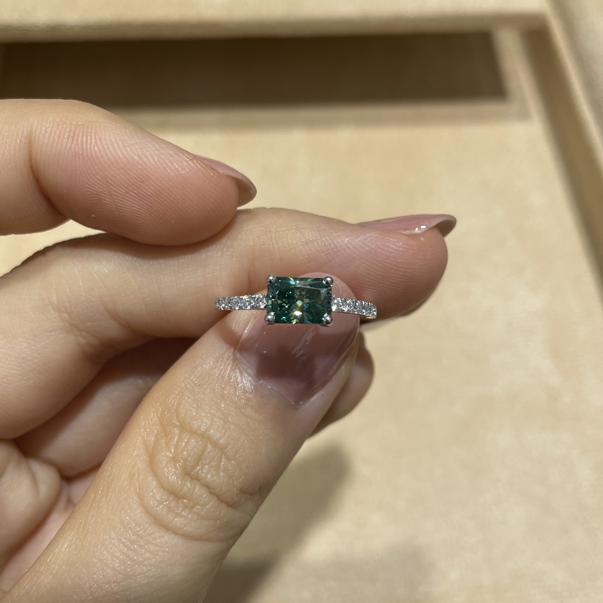 S925 Sterling Silver Ring for Women, Accessible Luxury, High-End Four-Claw Green Sugar Cube 1 Carat Moissanite Diamond Ring, Simple and Hot-Selling Model