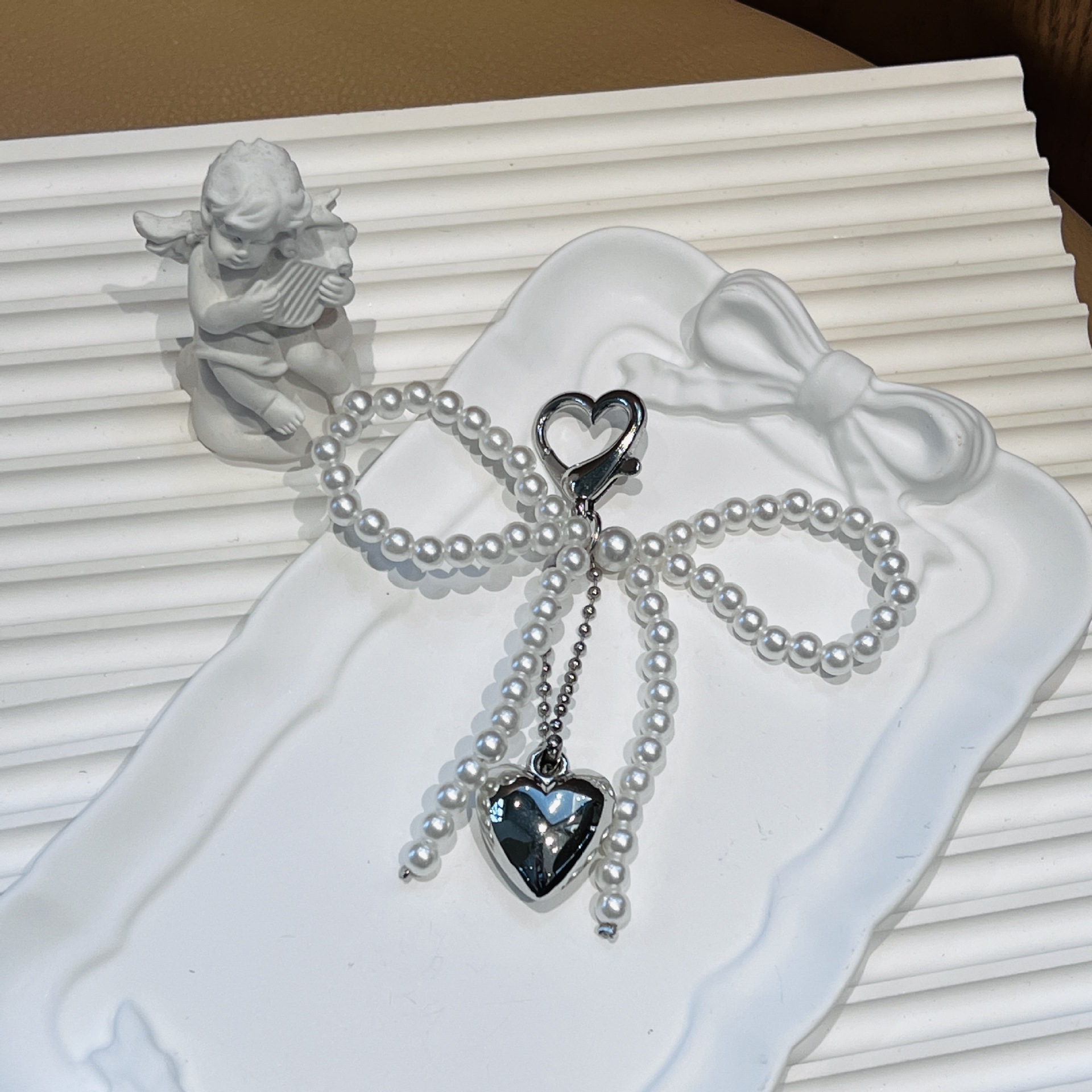 El amor colga el arco de perlas