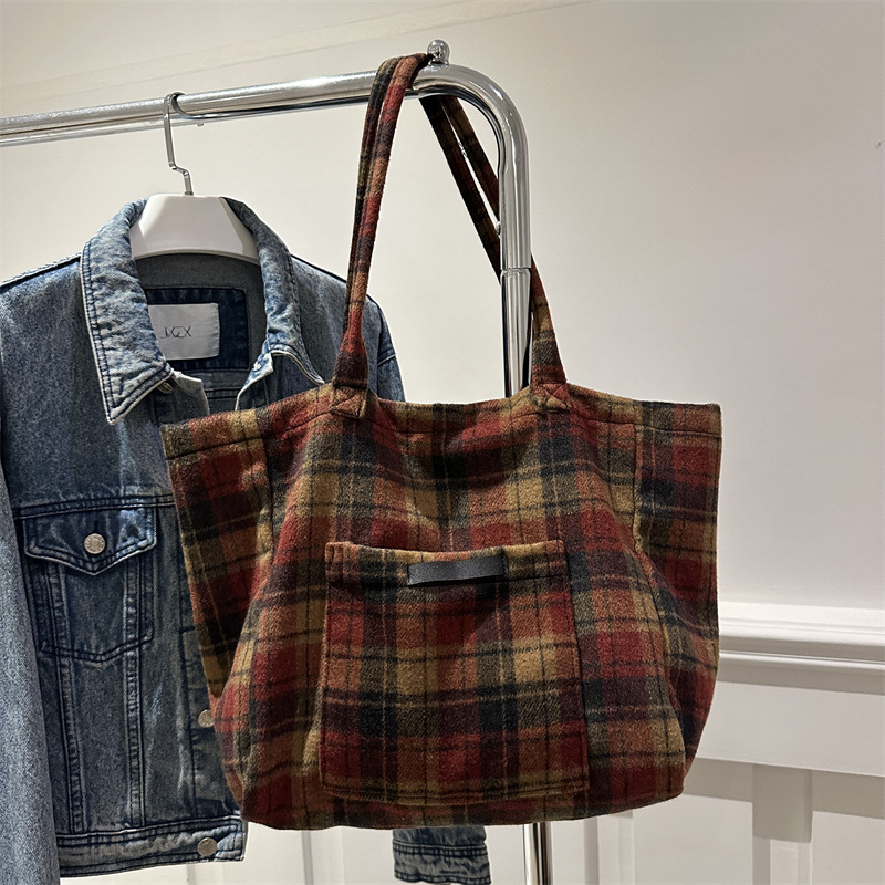 Bolsa de mano de gran capacidad retro de invierno de 2024 nueva estriada de hombro de brazo bolsa de mano casualidad