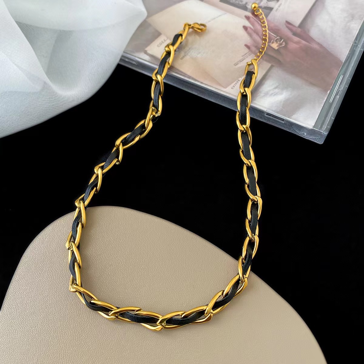 Rétro Géométrique Corde En Cuir Acier Au Titane Femmes Bracelets Collier display picture 4