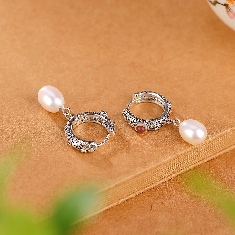 Bông tai bạc S925 đính ngọc trai nước ngọt hình hươu mây lành Ruyi rỗng khí chất — Một cặp