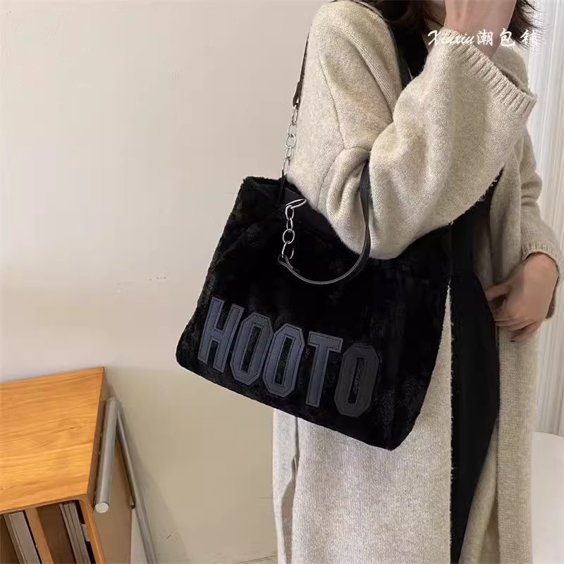 This 2023 new autumn and winter commuter bag with a large capacity of wool and fleece for women is fashionable and versatile. It is a single-shoulder tote bag with letters undefined