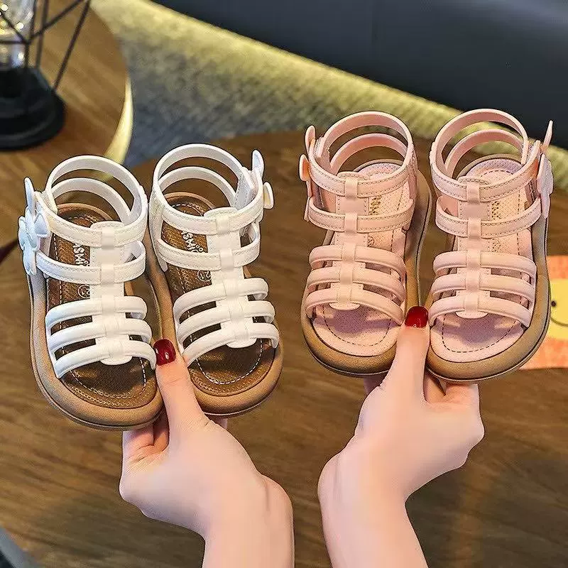 Сандалии для девочек корейская версия маленькой девочки иностранные римские туфли 2025 новый стиль сандалии с открытым носком для девочек оптом
