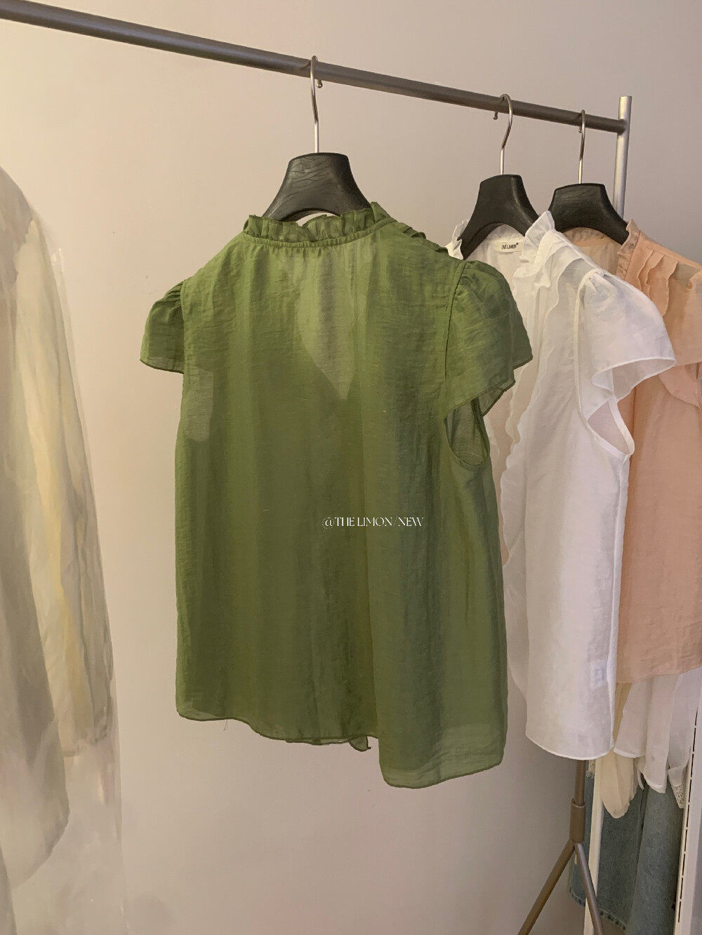Áo sơ mi nữ tay ngắn cổ V phối ren xếp tầng chất liệu linen pha sợi tre — màu trắng, Bột cam, xanh lá cây chi tiết 31