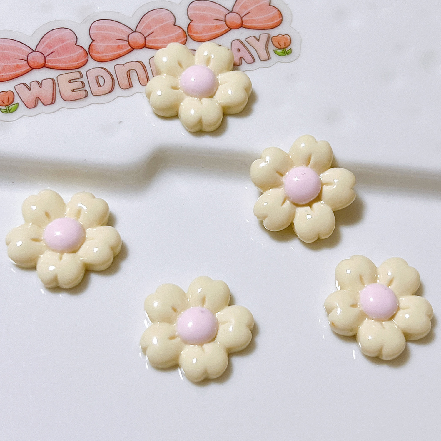 Accesorios de joyería de resina DIY caliente al por mayor brillante flor de cerezo jalea color accesorios para el cabello hecho a mano crema pegamento materiales hechos a mano