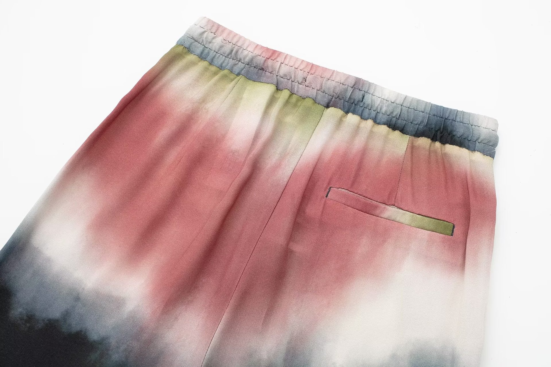 Neues Set aus Batikhemd und bedruckter Hose für Damen im Sommer 2024_voghion.com