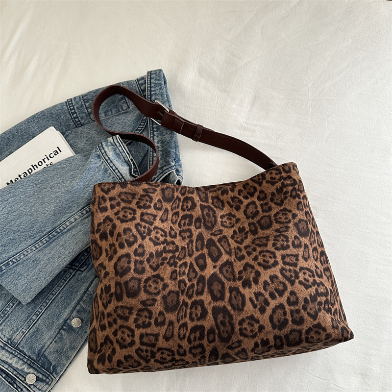 Bolsa especial retro de gas extranjero para mujeres 2024 nuevo otoño y invierno de moda leopardo de gran capacidad bolso de hombro para trabajar bolso de mujer
