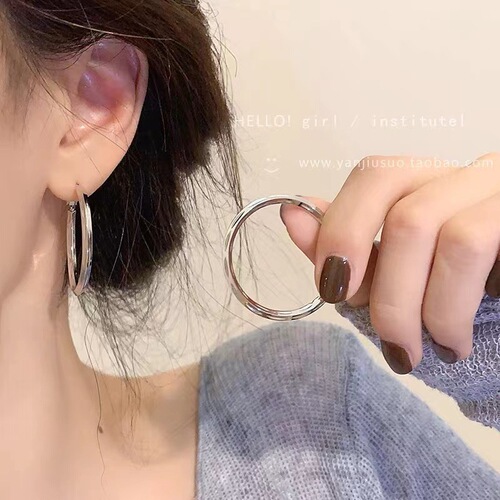 Earring with unique small-town design, high-end cold elegance, minimalist hoop earrings,  new earrings