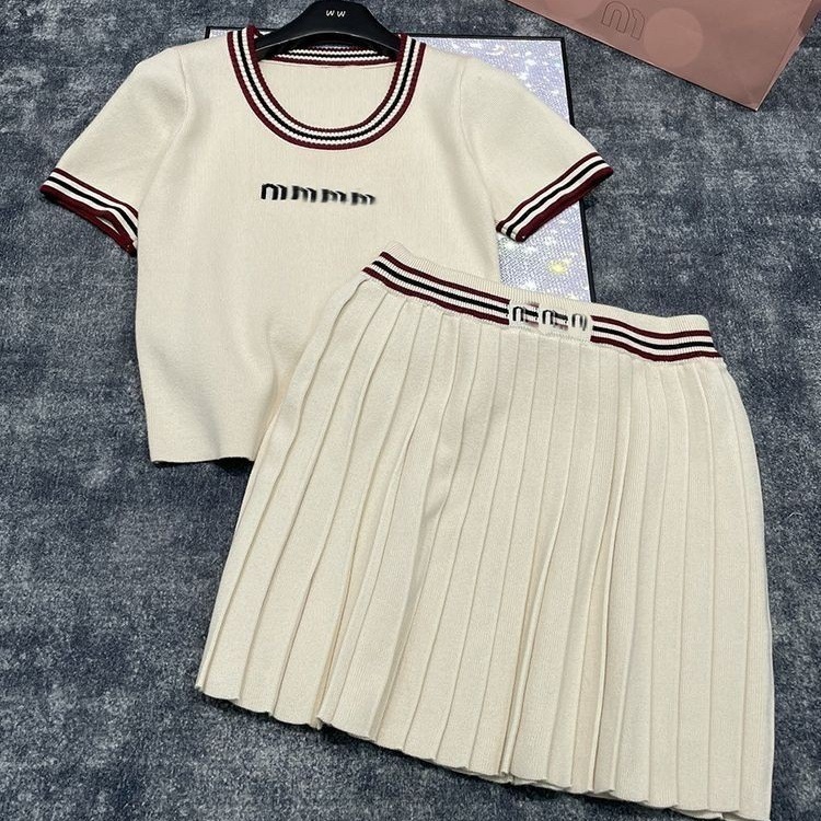 Sweet Elegant Knitted Sweater Dress Women's Early Spring New Age-reducing Short-sleeved T-shirt College Style Pleated Skirt Two-piece Set