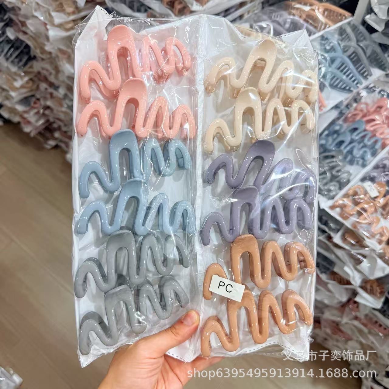 Amazon transfronteriza pintura de goma de gran tamaño clip de pelo espalda Cabeza de tiburón clip de pelo volumen multi horquilla dos yuanes accesorios para el cabello al por mayor