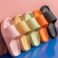 厚い底は糞感のスリッパを踏んでいます。女性は夏には滑り止めの浴室でお風呂に入ります。