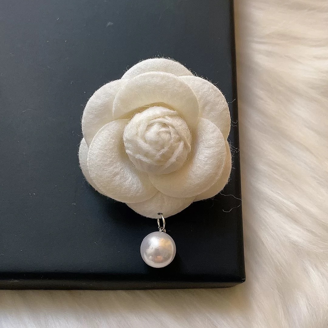 5cm felt camellia [beige] single pendant