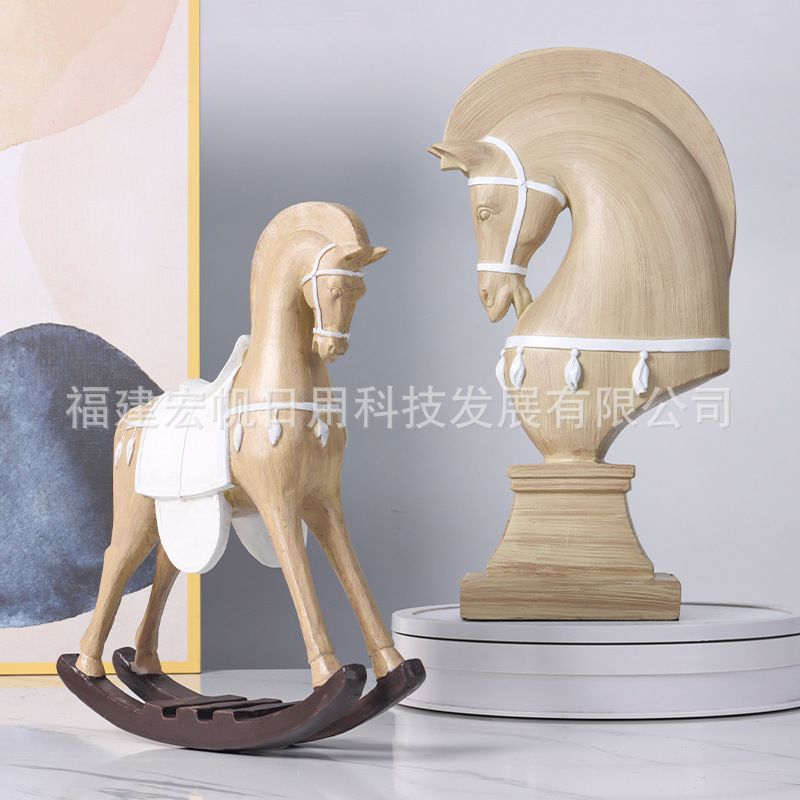 ヨーロッパ式の家庭のレトロな置物は木目の馬の頭に似せて、木の木馬の客間の玄関に動物の樹脂の工芸品を並べます。|undefined