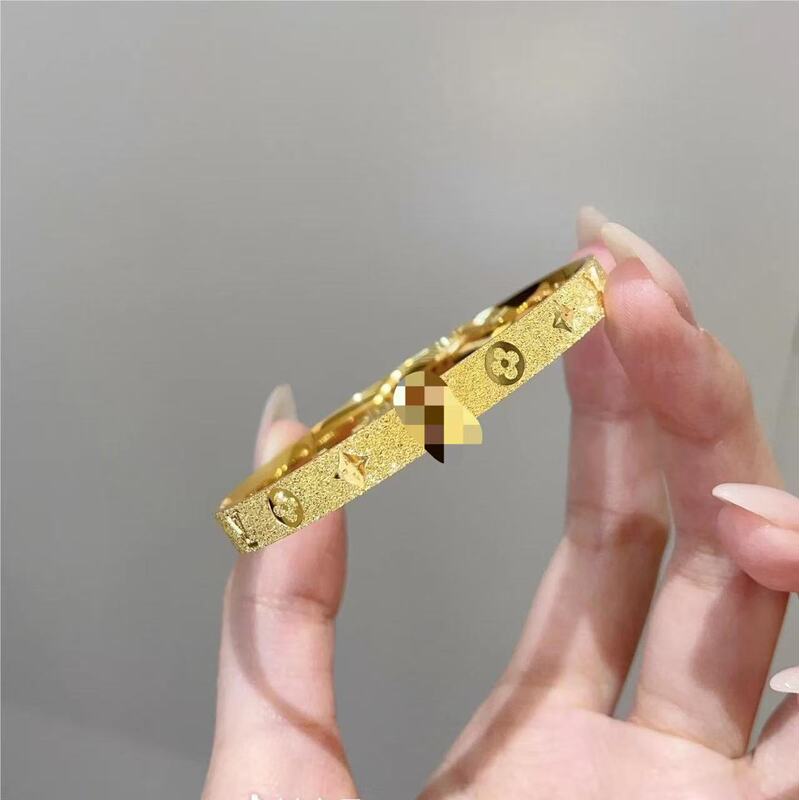 Sand-Colored Vintage Gold L Bracelet V Women's Light Luxury Niche High-End Design Jewelry Wholesale Non-Fading