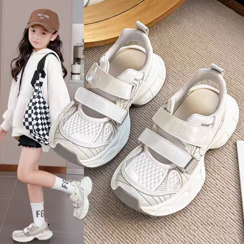 Sandálias deportivas para niñas 2026 verano nuevo velcro con suela suave zapatos de papá niños grandes huecos agujeros respirables zapatos