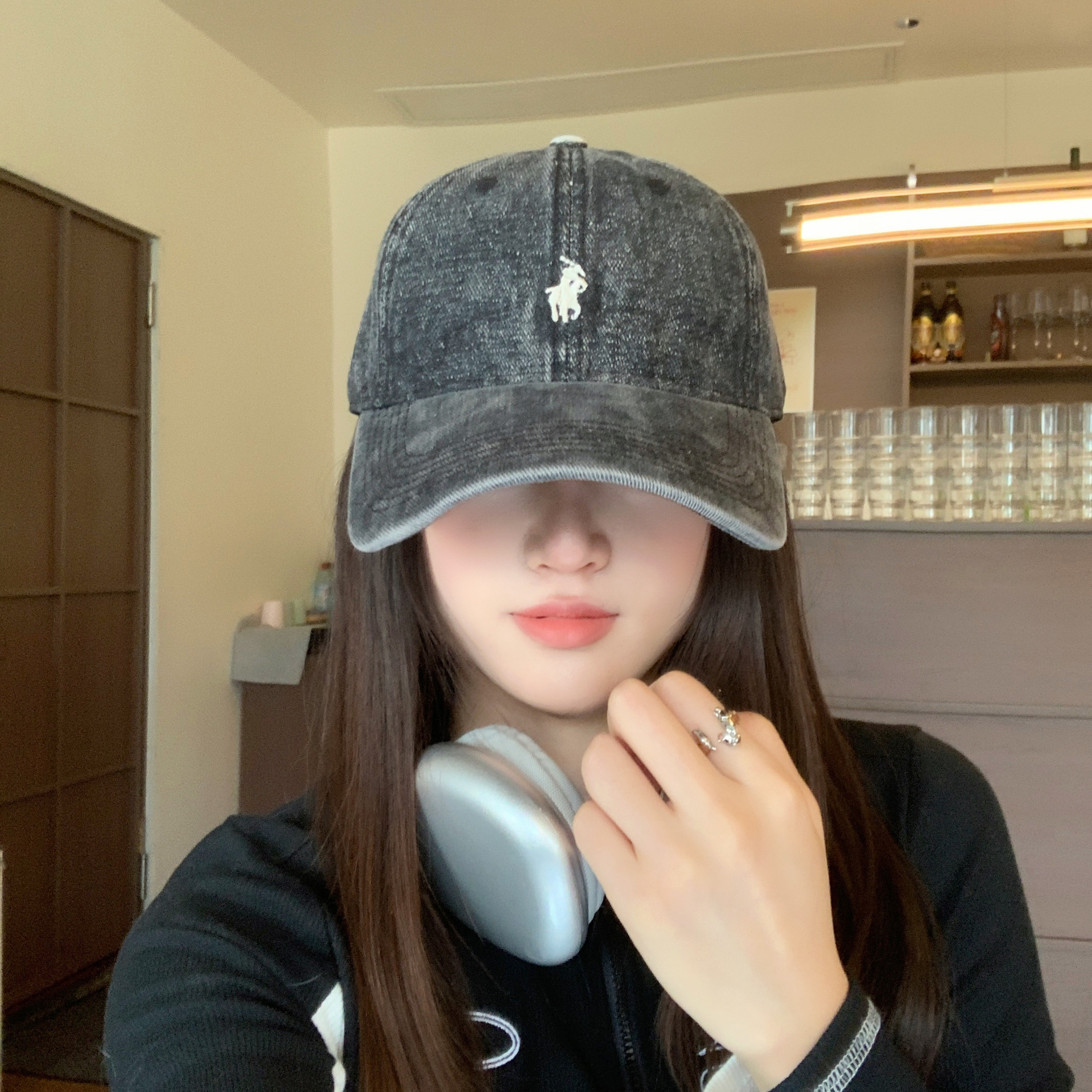 회색 바탕에 흰색 라벨