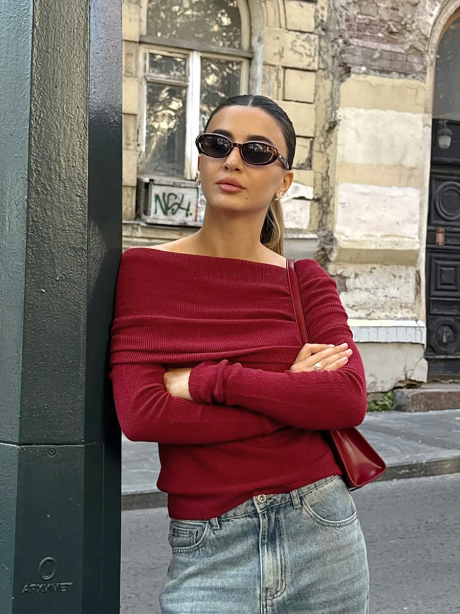Camiseta ajustada para mujer, color vino tinto, cuello palabra y manga larga, diseño sensual y versátil image 3
