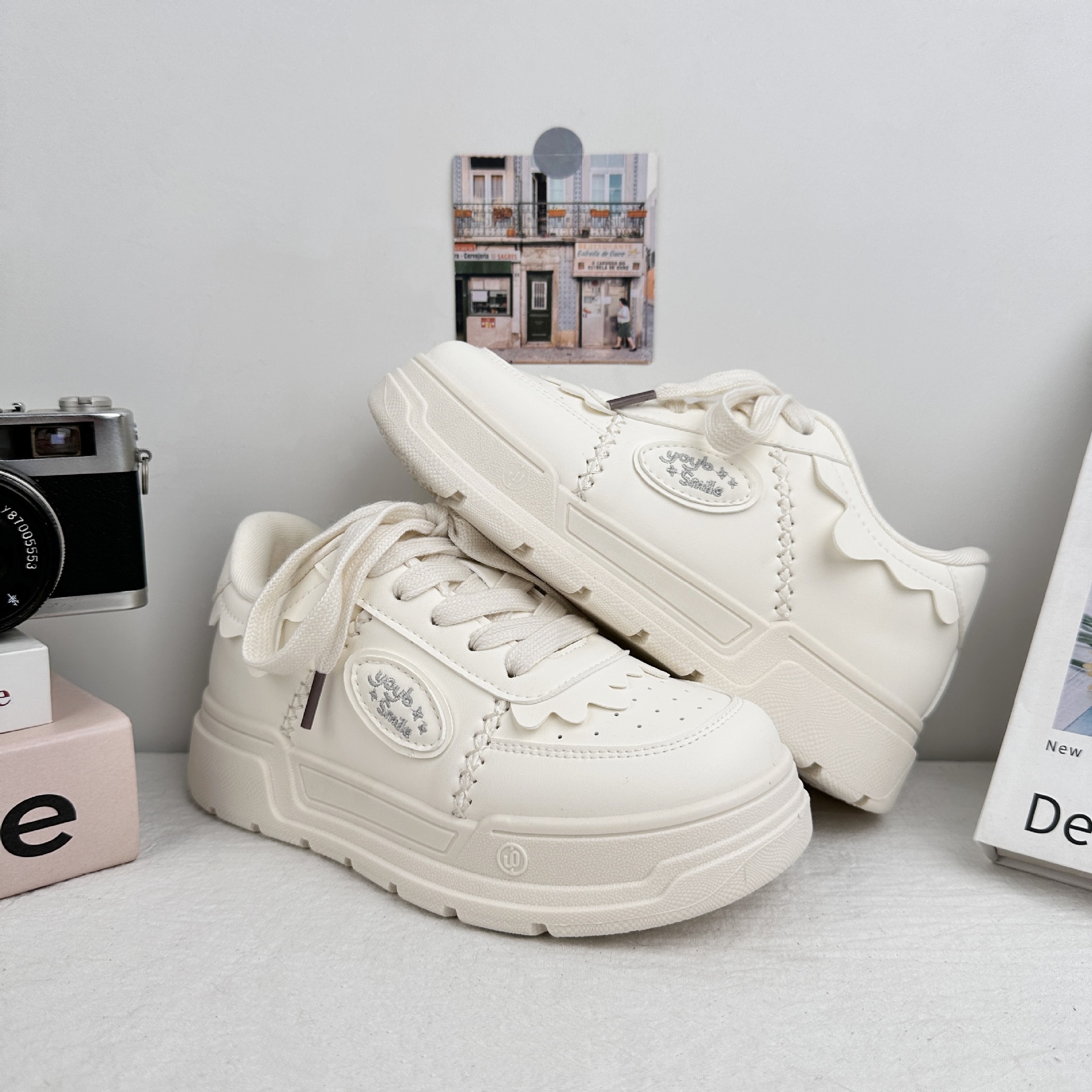 Zapatos de suela gruesa de larga onda para mujeres 2025 verano nuevo dulce estilo de estilo de escuela zapatos de skate casuales pequeños zapatos blancos