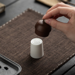 陶磁器の蓋をして蓋をして、工夫茶道具の中国式茶道部品の羊脂玉白磁のシンプルな蓋をします。