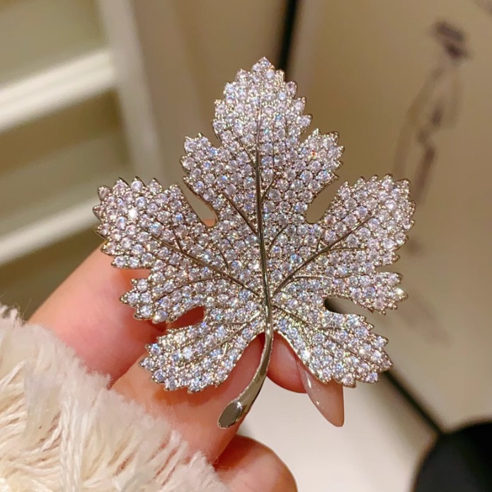 Elegant Maple Leaf Brooch For Women High-end Corsage Accessory_voghion.com