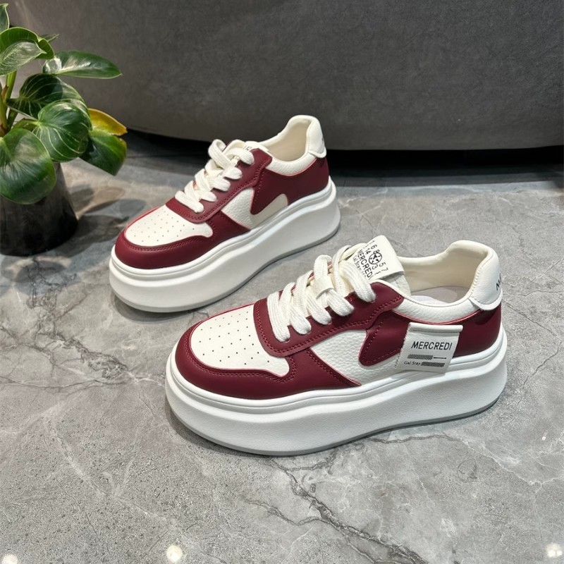 2024 nuevos zapatos de primavera y otoño pequeños zapatos blancos de nicho de diseño de zapatos deportivos de suela gruesa zapatos pequeños altos