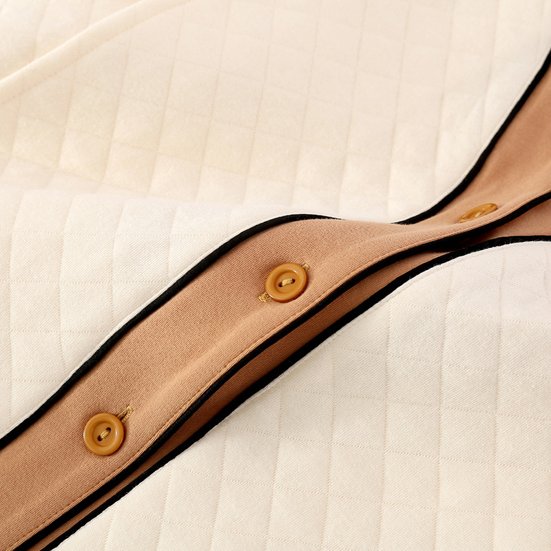 秋冬の女性の厚い空気の綿の月子服のvネックのカーディガンの産後の授乳の授乳する妊婦のスーツはパジャマを結びます。