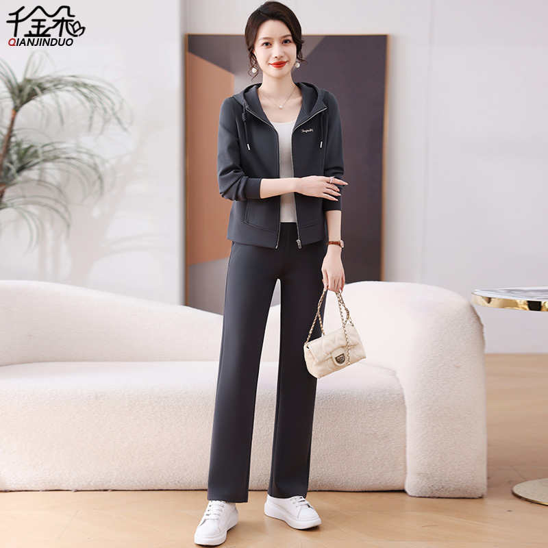 50代のお母さんの春の服のコートの洋風の中で老年の運動のスーツの女性の春秋の大きいサイズは腹の老人の服を遮ります|undefined