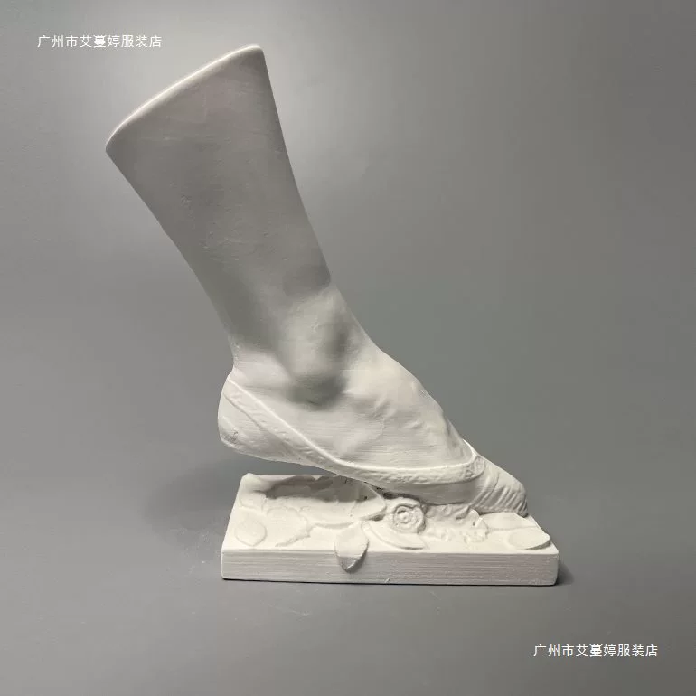 Пластовая статуя правой ноги танцовщицы Фанни Эллслер в парижском музее Орсе