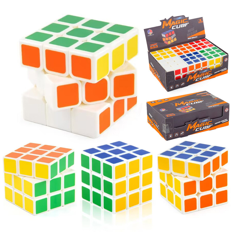 Puzzle infantil con resorte suave rotativo esquina redondeada cubo de tercer orden 3.4cm fondo blanco cubo de orden normal caja de visualización de cubo