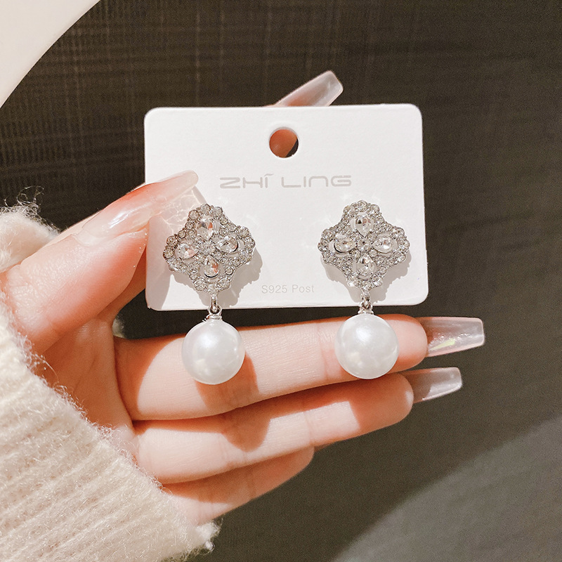 sophisticated fashionable elegant universal earrings with zircon…