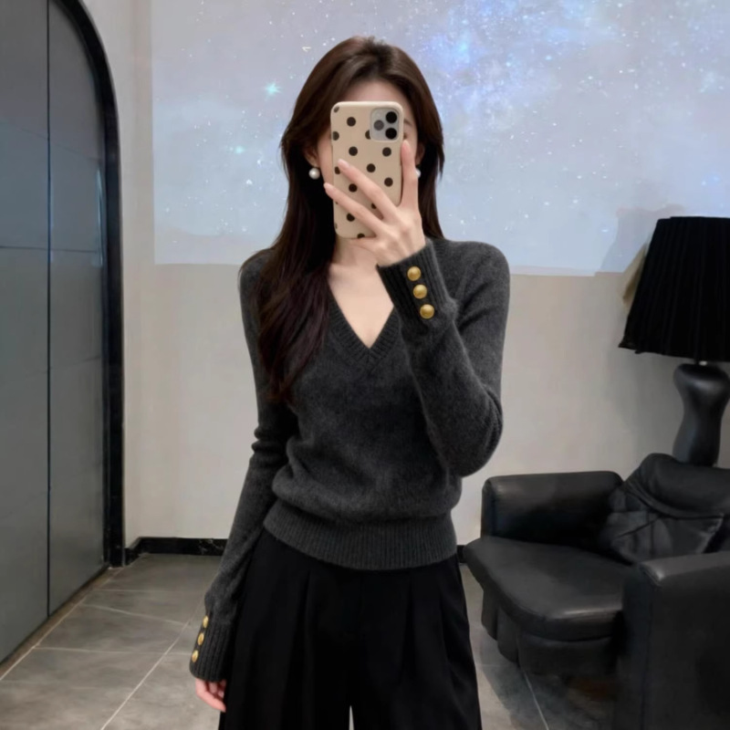 French High-End Gray V-Neck Sweater for Women, Autumn and Winter 2026 New Style, Can Be Worn Outside or Inside as a Base Layer Knit Top