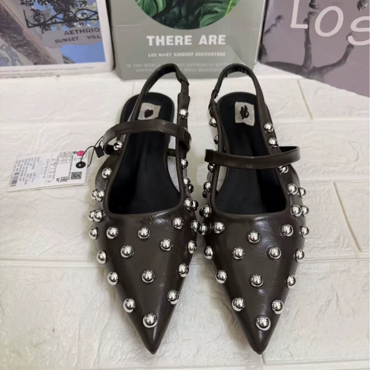 Z2025 новые летние женские туфли с острым носком, полузакрытые сзади, с ремешком и металлическими заклепками, балетки с открытой пяткой для женщин