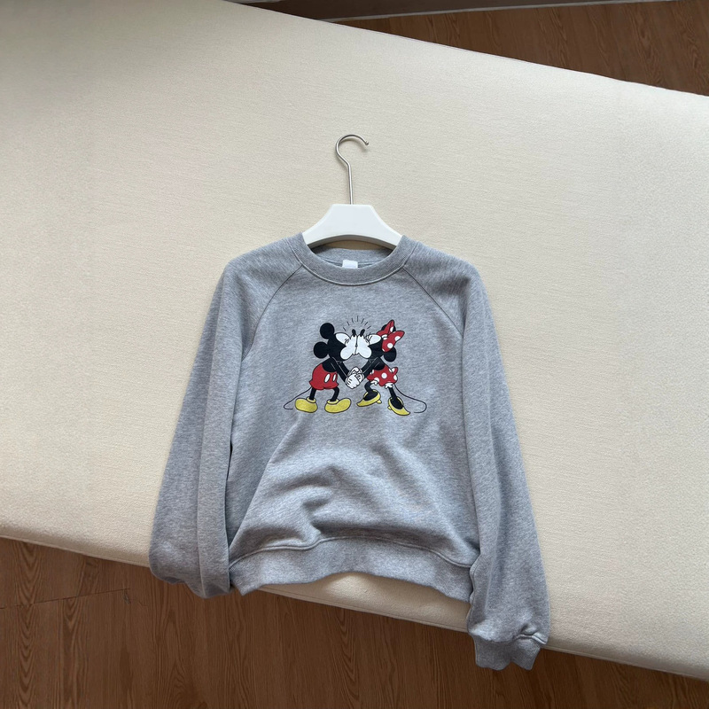 26 Autumn Collection: Cute and youthful cartoon print sweatshirt featuring Mickey and Minnie, with a relaxed fit, round neckline, and raglan sleeves 26 Autumn Collection: Cute and youthful cartoon print sweatshirt featuring Mickey and Minnie, with a relaxed fit, round neckline, and raglan sleeves