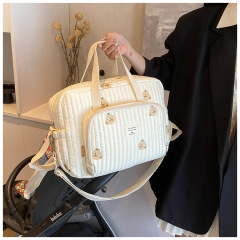 2025 新しいポータブルママバッグファッショナブルな大容量刺繍母と赤ちゃんの収納トラベルバッグシングルショルダークロスボディマタニティバッグ