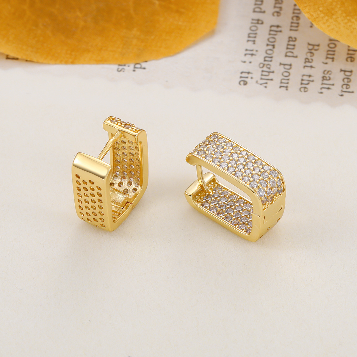 Pendientes cuadrados de moda de moda transfronteriza con incrustaciones de circón de cobre chapado en oro de 18k, pendientes de diamantes completos en forma de U de lujo ligero