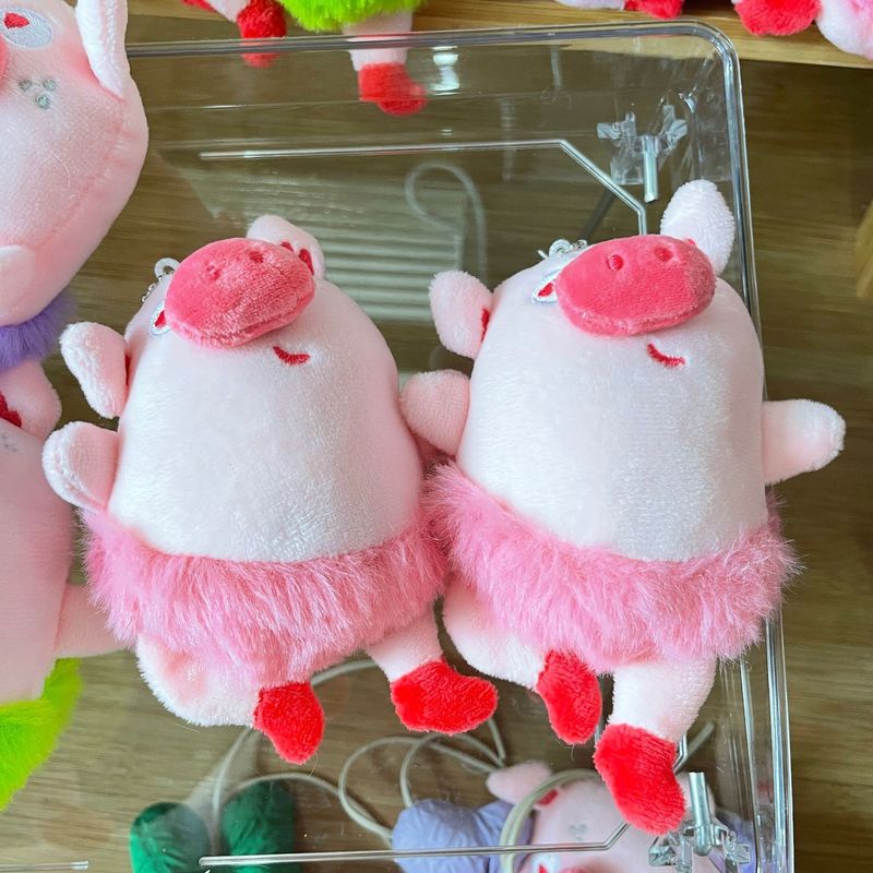 バレエ豚のペンダントピンクの子豚の人形人形人形が醜いぬいぐるみのかばんを飾っています。|undefined
