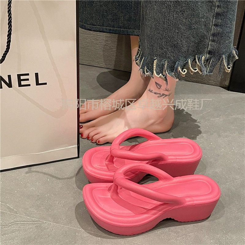 Летние шлепанцы с толстой подошвой для женщин, носящих продвинутый смысл 2024 новые увеличенные шлепанцы противоскользящие eva шлепанцы для женщин